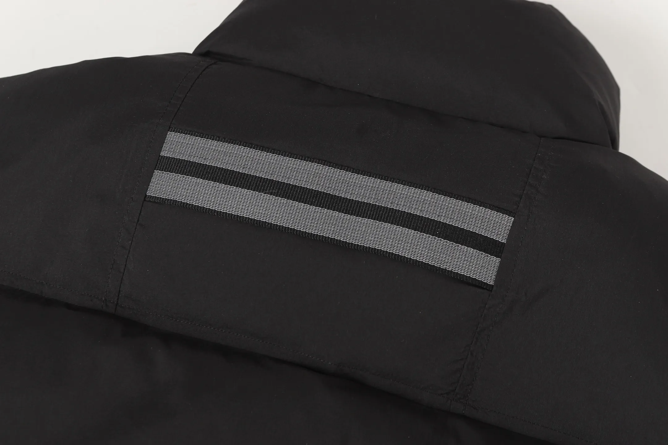 P560 Canada gooes Lawrence down vest (high version) The Lawrence down vest features a durable shell and quilted body, making it a must-have item for all seasons. The fabric has a durable soft touch. Longer hem at back for added protection. Reflective double-stripe grip tape at back. The Lawrence features an engineered down-filled collar to block strong winds, a two-way front zip and a longer rear hem.  Color: black with red label, black with black label, desert color, ocean blue Size: XS-2XL